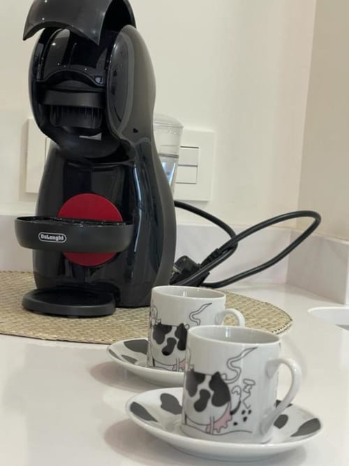 Cafetera DeLonghi con tazas decorativas de estampado vaca en el apartamento Valeria's Corner, Burgos