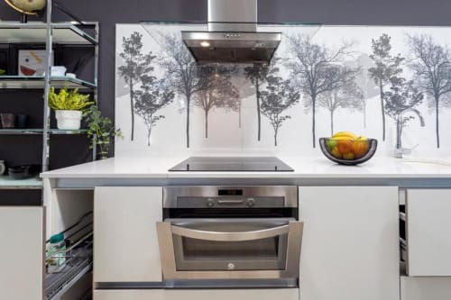 Cocina moderna en apartamento Spacio Menina, Burgos, con electrodomésticos de acero inoxidable, muebles blancos y temática forestal