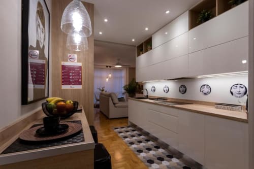Cocina moderna y sala de estar en apartamento Audrey de Unique Rooms, Burgos con muebles blancos y vistas a la ciudad