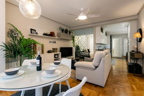 Apartamento moderno en Audrey by Unique Rooms en Burgos con salón abierto, comedor, cocina y vistas a la ciudad