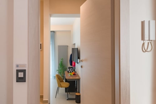 Cricket Room presso Macramè Fazello, Sciacca - spazio lavoro moderno con scrivania, sedia, finestra con vista sulla città e arredamento contemporaneo