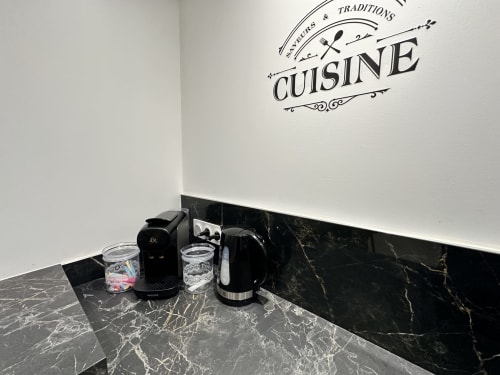 Cuisine avec appareils électroménagers et plan de travail en marbre aux Gîtes Les Camélias 71, Oslon, France