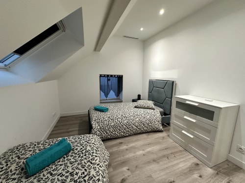 Chambre twin aux Gites Les Camelias 71 à Oslon avec literie motifs, lucarne et mobilier blanc moderne