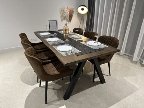 Salle à manger élégante aux Gites Les Camelias 71 avec table raffinée, chaises marron et décoration contemporaine, Oslon FR