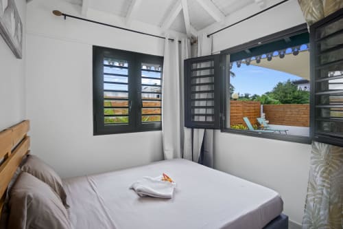 Chambre grand lit climatisée avec salle d'eau attenante très lumineuse et très ventilée