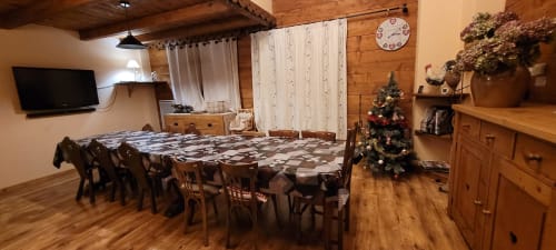 Vaste salle à manger pour vos repas en famille ou entre amis! Elle est équipée d'un écran de TV et d'une barre de son pour écouter de la musique.