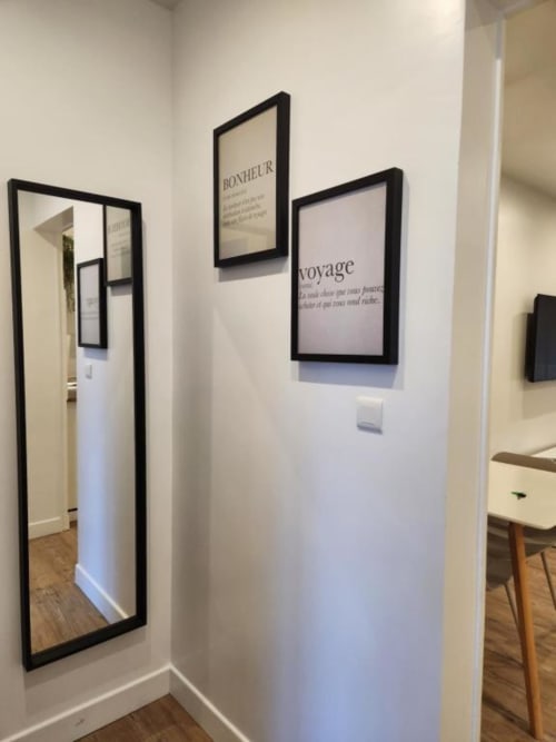 Couloir de l'Appart Hôtel Panambi avec phrases motivantes encadrées et miroir, décoration d'appartement moderne