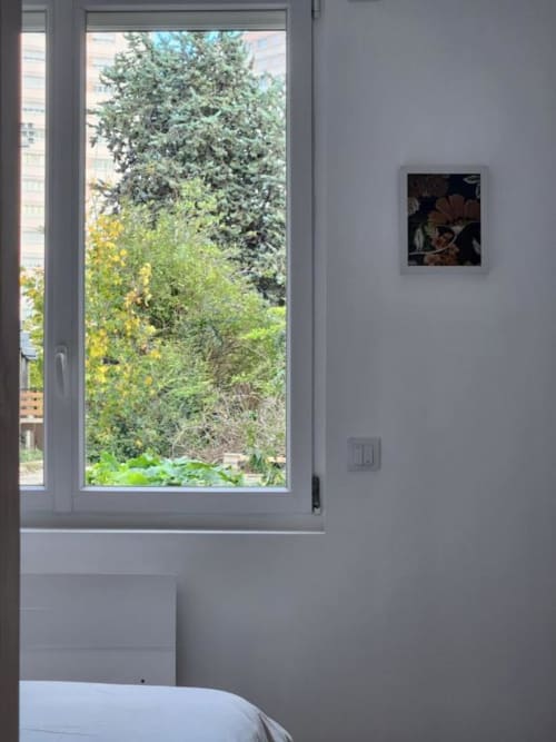 Chambre moderne de l'Appart Hôtel Panambi avec vue sur la ville, jardin verdoyant visible par la fenêtre