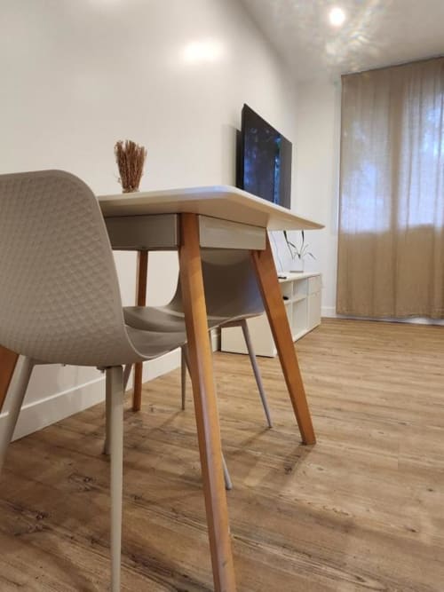 Bureau moderne avec chaise beige à l'Appart Hôtel Panambi à Chevilly-Larue