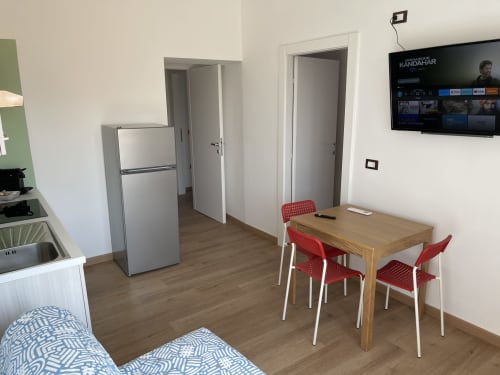 Appartamento moderno a Rigiariloo Home a San Giacomo degli Schiavoni con tavolo da pranzo, cucina e smart TV