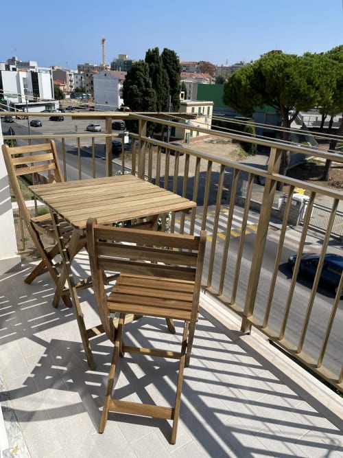 Set da pranzo in legno sulla soleggiata terrazza con vista sulla città presso Rigiariloo Home Apartments, San Giacomo degli Schiavoni