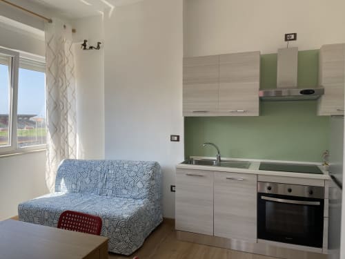 Monolocale moderno presso Rigiariloo Home Apartments a San Giacomo degli Schiavoni con angolo cottura, divano letto e vista città