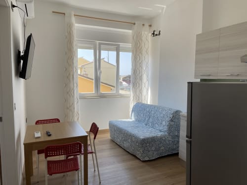 Appartamento moderno presso Rigiariloo Home Apartments a San Giacomo degli Schiavoni con vista città, tavolo da pranzo, blu