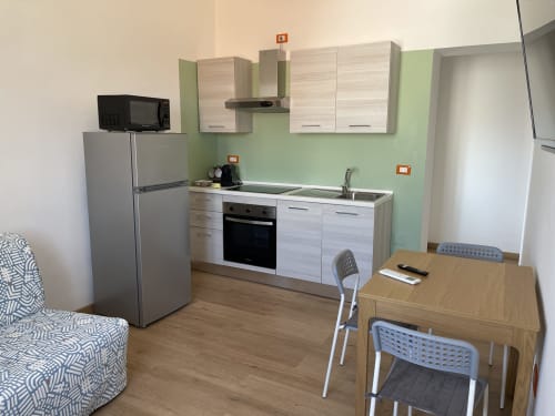 Cucina moderna con zona pranzo presso Rigiariloo Home Apartments, San Giacomo degli Schiavoni