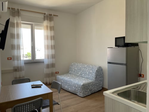 Accogliente monolocale a Rigiariloo Home Apartments a San Giacomo degli Schiavoni con angolo cottura, zona living e vista sulla città