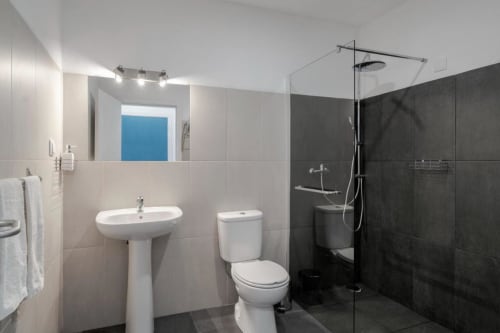Todos os quartos possuem casa de banho privada com duche