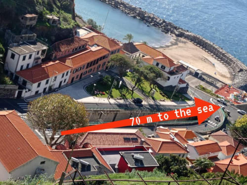 A 70 metros da famosa praia da Calheta, uma praia de areia amarela
