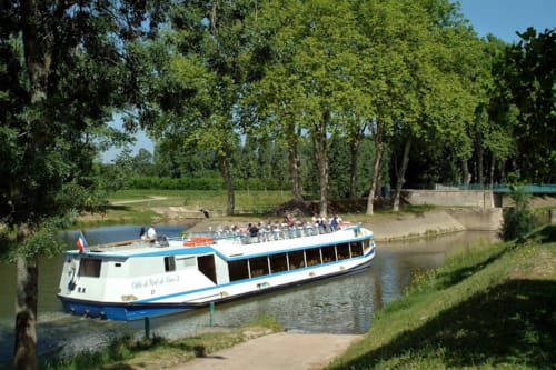 From April 15 to October 15, departing from the Pont-de-Vaux marina, lunch cruises or guided walks on the Pont-de-Vaux canal, the Saône and the Seille. Passage of locks. Meals on board. Large sun deck, air-conditioned restaurant room.