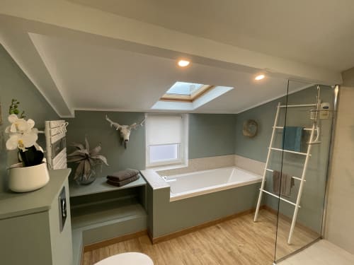 Salle de bain ensuite moderne avec baignoire, douche à effet pluie et double vasque dans un cottage à Boulogne-sur-Mer