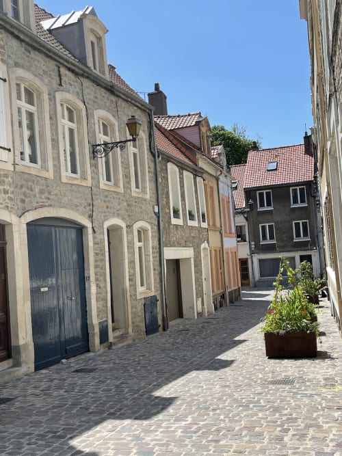 Charmante rue pavée avec bâtiments historiques en pierre à Boulogne-sur-Mer, France, architecture traditionnelle