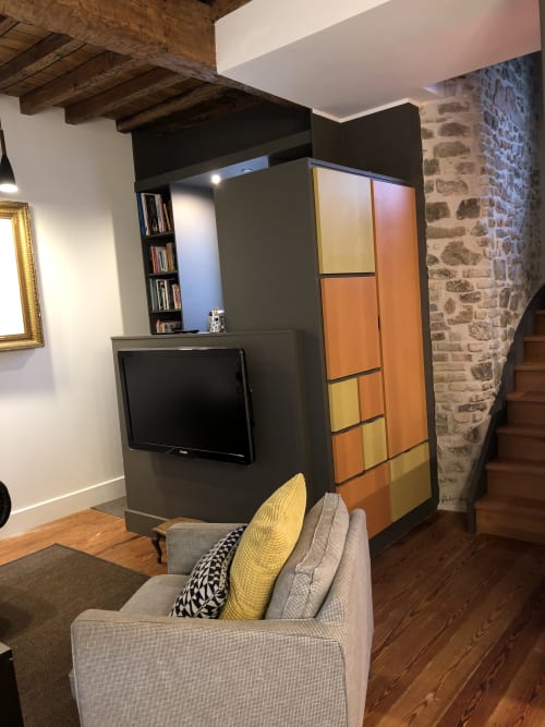 Séjour moderne du gîte à Boulogne-sur-Mer avec TV écran plat, sièges confortables, poutres en bois et pierre