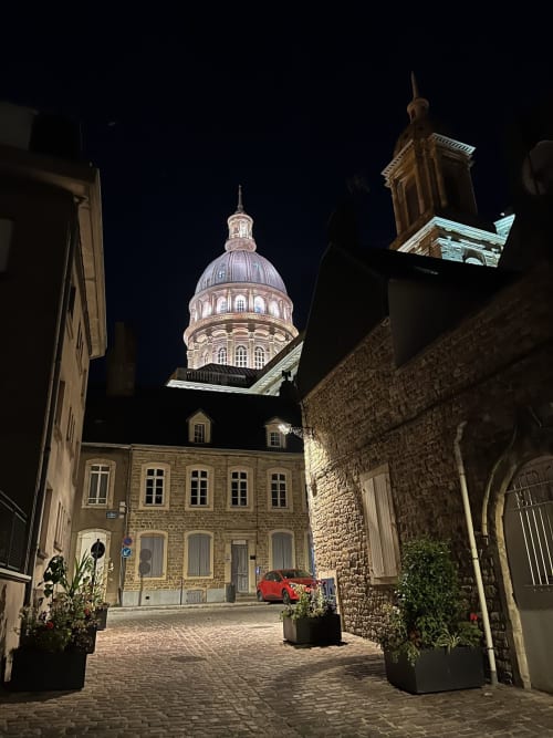 Bâtiments historiques en pierre et dôme illuminé de Boulogne-sur-Mer la nuit, vue de la ville depuis le gîte
