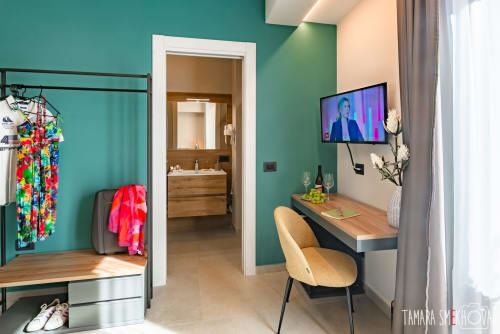 Stanza Nerello presso il B&B Macramè Fazello a Sciacca con pareti turchesi, scrivania in legno, TV e bagno en-suite