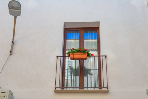 Balcone con fioriera in terracotta alle camere Macramè Fazello, Sciacca Italia
