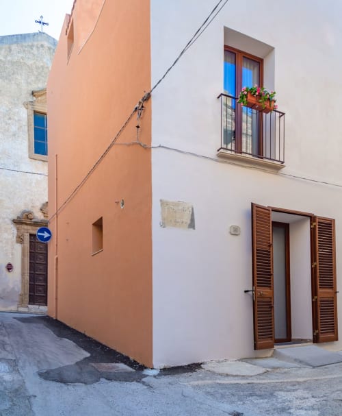 Camere Macramè Fazello a Sciacca: affascinante veduta d'angolo di edificio storico con facciate pesca e bianche, persiane in legno