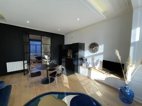 Intérieur de cottage moderne à Boulogne-sur-Mer avec salle à manger, cuisine, télévision et mobilier contemporain