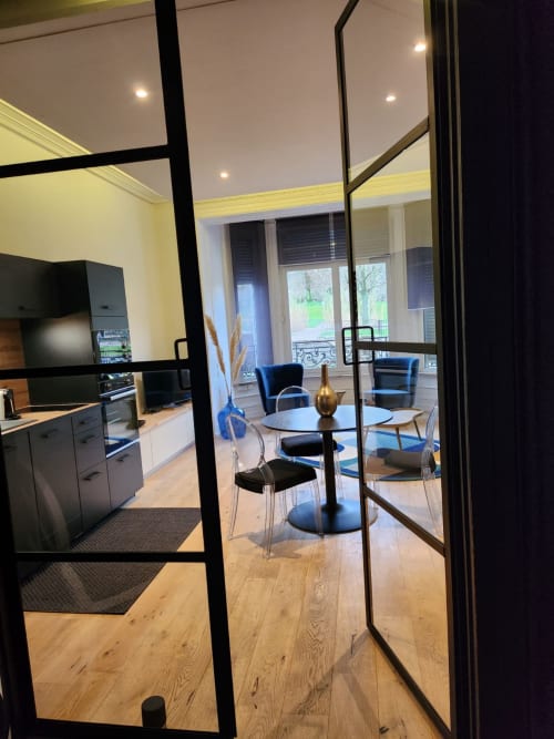 Intérieur de cottage moderne aux Gîtes Boulogne Sur Mer avec cuisine ouverte, salle à manger, cloison vitrée et balcon vue mer