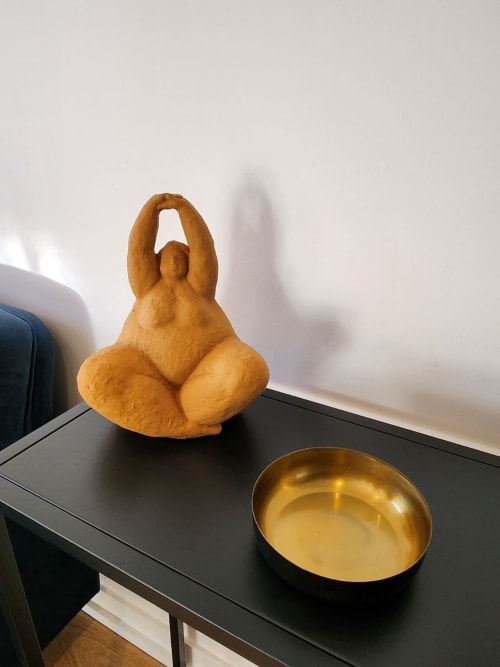 Sculpture en terre cuite et bol doré sur bureau noir dans le gîte de Boulogne sur Mer