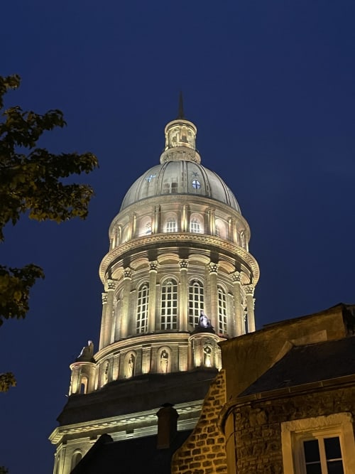 Dôme illuminé du landmark de Boulogne-sur-Mer au crépuscule, visible depuis l'hébergement en gîte