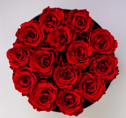 Elegante arreglo de rosas rojas vibrantes en caja negra en Hotel Fiori, Roma