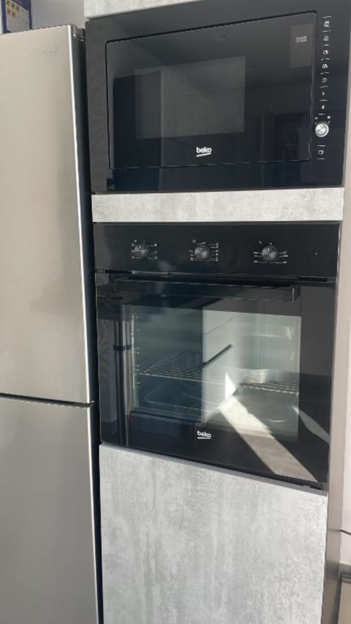 Elettrodomestici Beko incassati (microonde e forno) nella cucina moderna di Villa La Maison a Bari