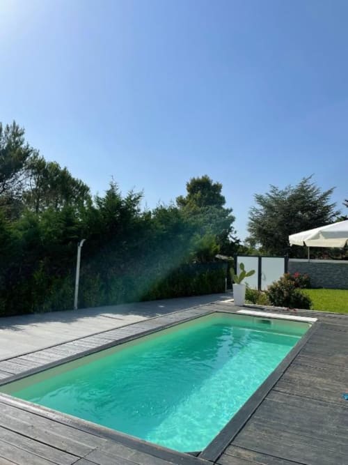 Villa moderna a Bari con piscina dalle acque turchesi, terrazza in legno, giardino curato e area privata