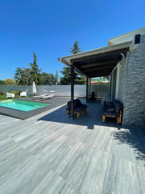 Villa moderna a Bari con piscina turchese, pergolato, lettini e vista sul giardino