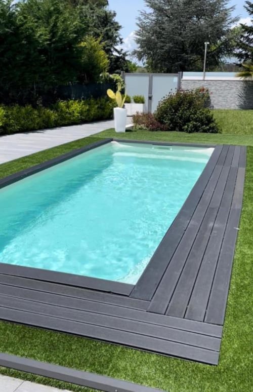 Villa di lusso moderno a Bari con piscina turchese, terrazza in legno scuro e giardino curato circondato da alberi