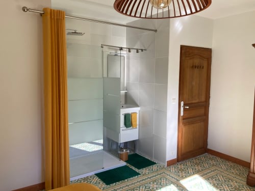 Salle de bain moderne avec douche italienne au Domaine des Lavarines, chambre Luberon, Morières-lès-Avignon