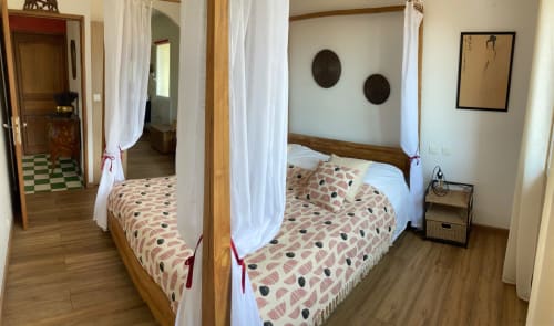 Chambre Mont Ventoux au Domaine des Lavarines avec lit à baldaquin, rideaux blancs et vue sur le jardin à Morières-lès-Avignon