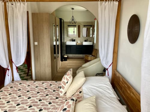 Chambre Mont Ventoux du Domaine des Lavarines avec lit à baldaquin, salle de bain privée et vue sur le jardin à Avignon.