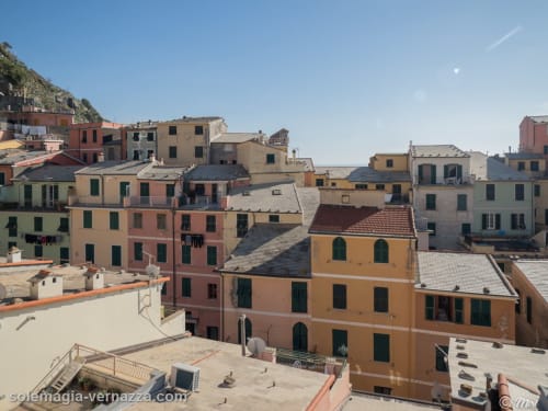 Edifici colorati del SoleMagia BnB a Vernazzo, Italia, con vista mare e architettura della collina