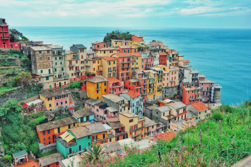 Vernazzo, il suggestivo villaggio arroccato sulla scogliera con case colorate affacciate sul mare Mediterraneo turchese, sede di SoleMagia B&B