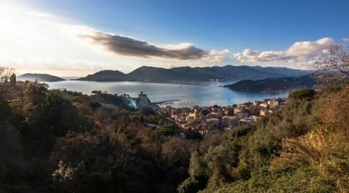 Vernazzo, affascinante villaggio costiero circondato da montagne, con mare turchese e i resti del castello storico visibili dall'alto