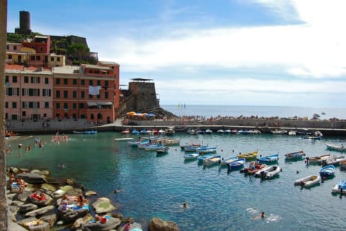 Edifici variopinti sul lungomare e barche ancorate a Vernazzo, Cinque Terre, Italia presso SoleMagia BnB