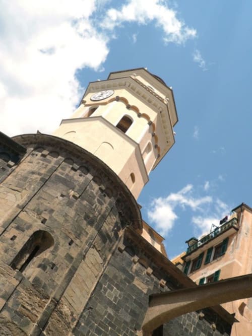 Torre dell'orologio storica a Vernazzo, Italia con architettura in pietra e edifici costieri