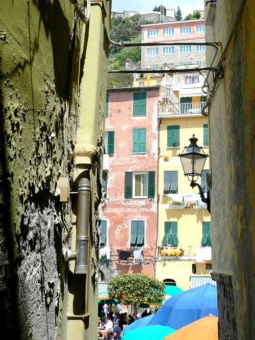 Vicoletto pittoresco di Vernazza con edifici colorati e vista sul mare presso il bed and breakfast SoleMagia