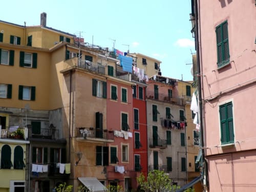 Edifici colorati a Vernazzo, Italia con bucato steso dai balconi vicino a SoleMagia B&B