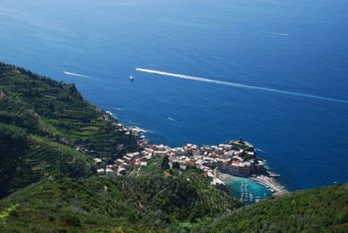 Vista aerea di SoleMagia a Vernazza con barche colorate, porto turchese e versanti a terrazza