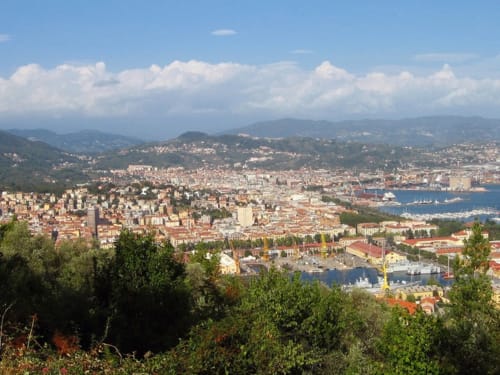 Vista panoramica della costa di Vernazzo in Italia con il Mar Mediterraneo, il porto e le colline circostanti